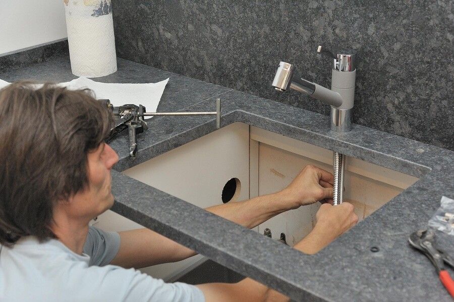 Gefiltertes Wasser an der Küchenspüle